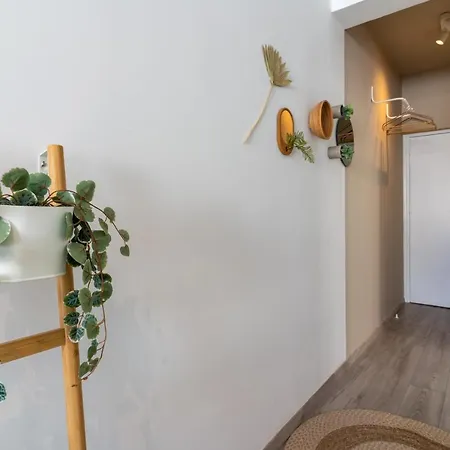 Hermes 2-bedroom In דירה *