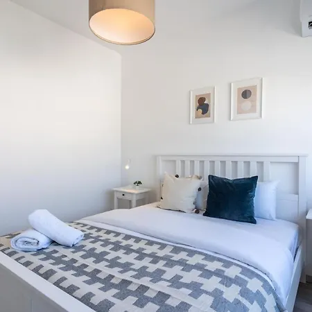 Hermes 2-bedroom In דירה