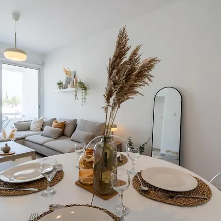 Hermes 2-bedroom In דירה *