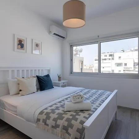 Hermes 2-bedroom In דירה *